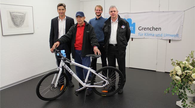 Stadtpräsident François Scheidegger, Gewinner Franco Scorza, Marius Christen (so!mobil) und Heinz Müller (Geschäftsführer Elpex AG) (v.l.n.r.).