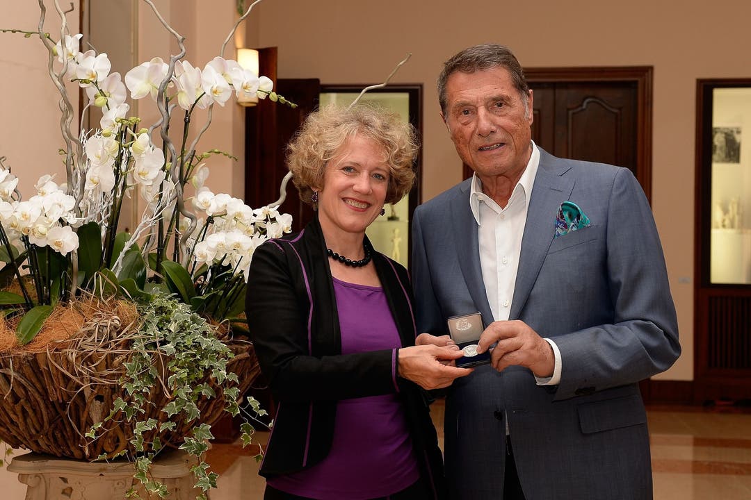 Corine Mauch, Stadtpräsidentin der Stadt Zürich, übergibt Udo Jürgens Anfang September 2014 die Ehrenmedaille die Ehrenmedaille «Stadttaler der Stadt Zürich».