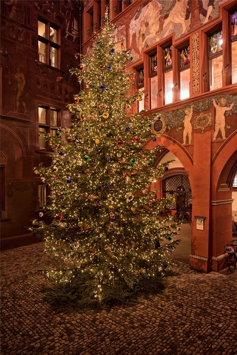 Ein uralter Brauch, der gar nicht so alt ist: Der Weihnachtsbaum im Hof des Basler Rathauses.