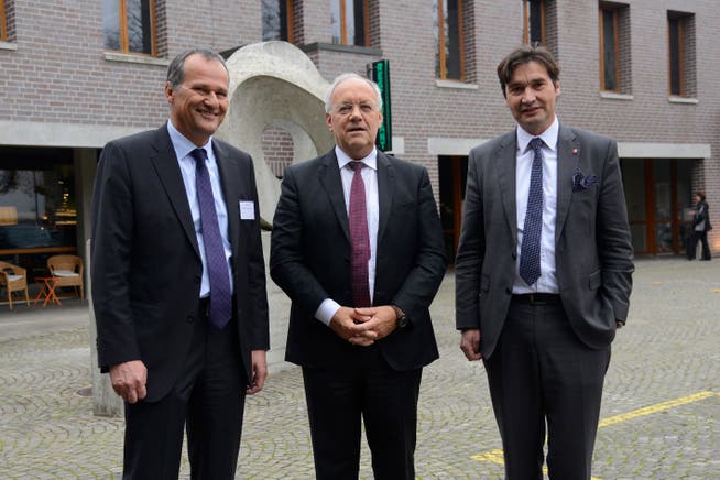 Volkswirtschaftsminister Johann Schneider-Ammann wurde am Morgen von Ernst Hauri, Direktor des Bundesamtes für Wohnungswesen (links) und Stadtpräsident François Scheidegger (rechts) empfangen.