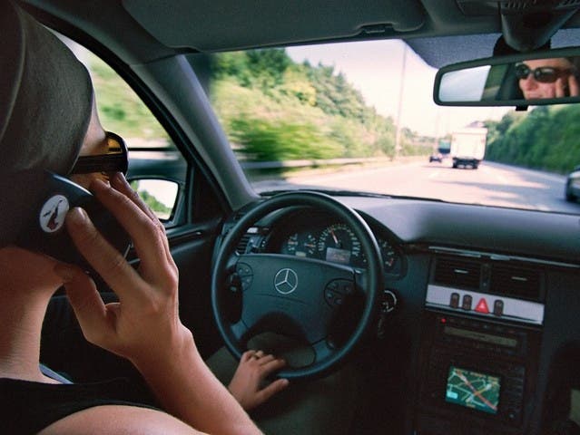 Telefonieren beim Fahren erhöht das Unfallrisiko um fast das Fünffache. (Symbolbild)