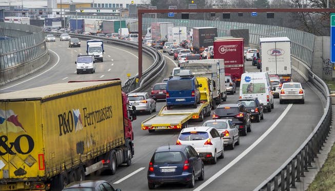 Die Nationalstrassenabschnitte der A1 im Aargau zählen zu den am stärksten belasteten Strassen in der Schweiz. Im Bild ein Stau auf der A1 beim Baregg-Tunnel.