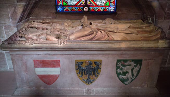 Die Wappen von Österreich, des Reiches und der Steiermark zieren das Grab der Königin Gertrud Anna, der Gemahlin Rudolfs von Habsburgs, im Basler Münster.