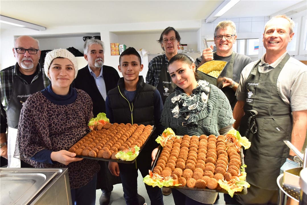 Mittagessen für die Gäste: Hörnli von «Les Gourmets», Falafel von den Syrerinnen.