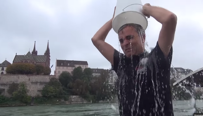 Guy Morin bei der ALS Ice Bucket Challenge am Rheinufer.