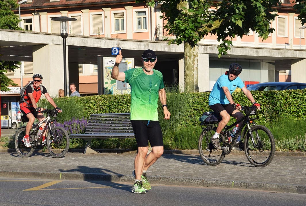 Kurz nach 19.30 Uhr biegt Ultraläufer Simon Schmid zusammen mit seinen beiden Begleitern auf den Velos beim Parkhaus Eisi in Brugg um die Ecke. Fotos: mhu