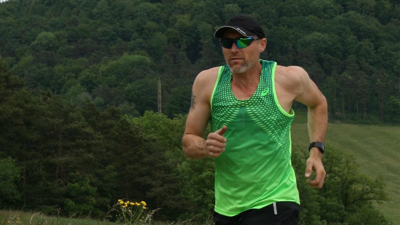 Ultraläufer Simon Schmid aus Mönthal will die Schweiz nonstop laufend durchqueren.