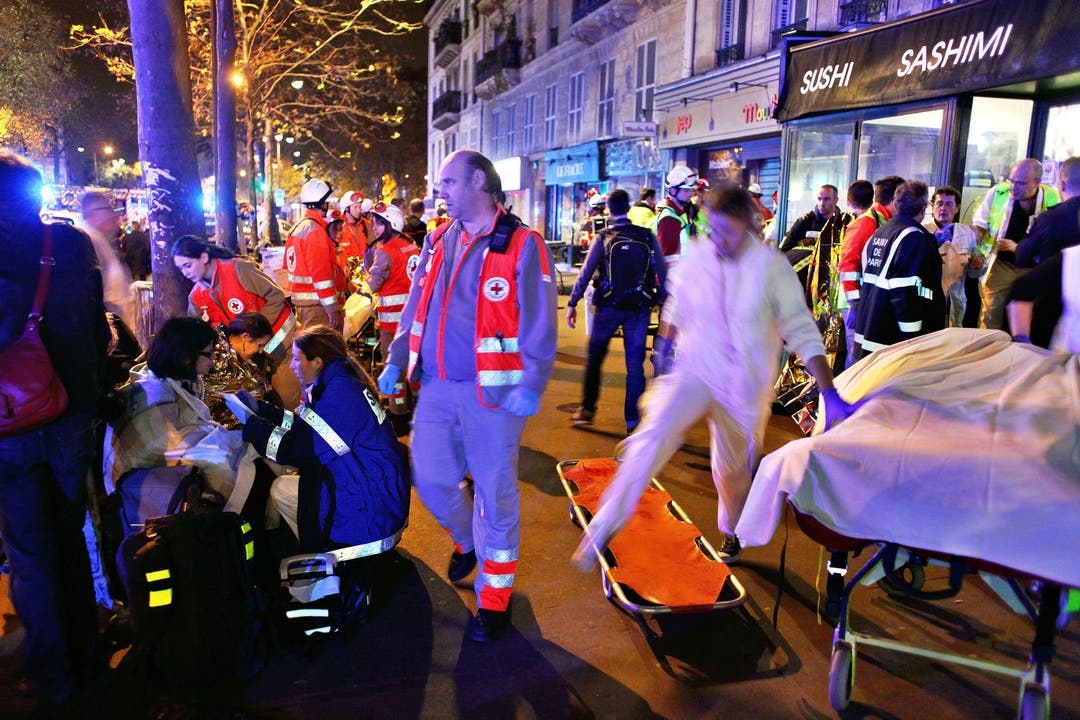 Tote, Verletzte, Sanitäter: Szene mitten in Paris.