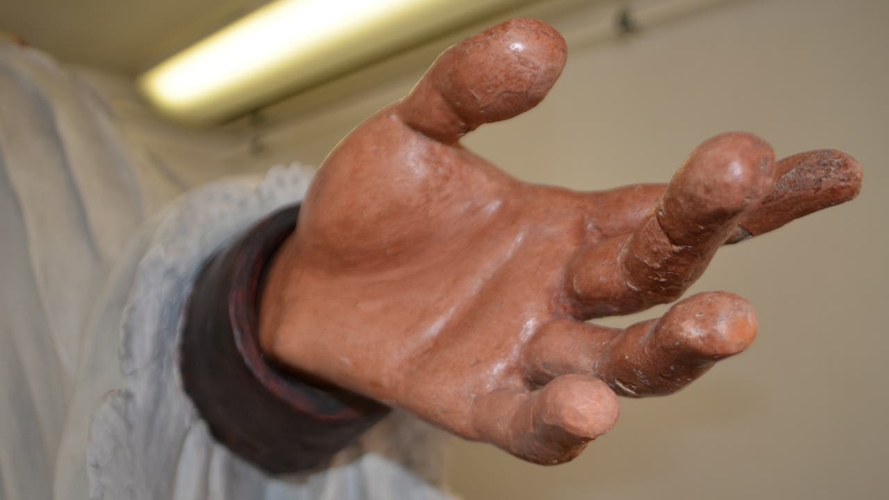 Der kleine Finger der Brückenfigur Franz Xaver war kaputt und wurde wieder fixiert.