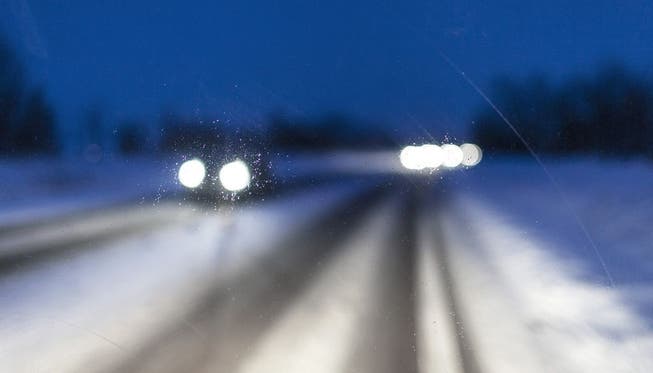Nach seiner Flucht, blieb 39-jährige Autofahrer im Schnee stecken. (Symbolbild)
