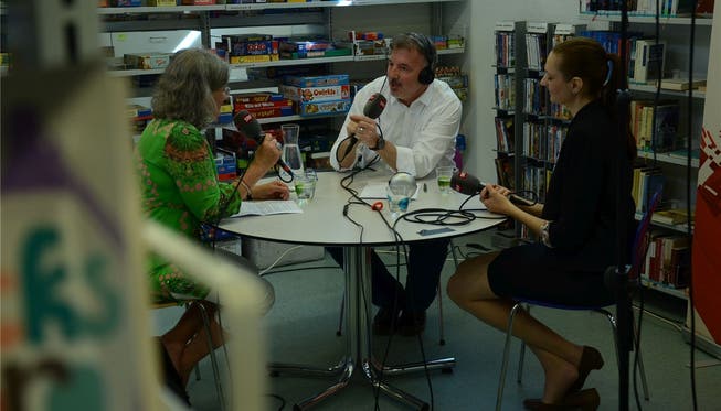 Michael Bolliger im Gespräch mit Monique Roth, Leiterin der Stadtbibliothek, (links) und Politologin Anita Manatschal.