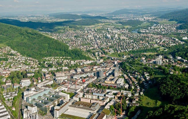 Luftaufnahme von Baden: In einer Untersuchung zur Standortqualität lässt Baden Städte wie Luzern oder Basel hinter sich. (Archiv)