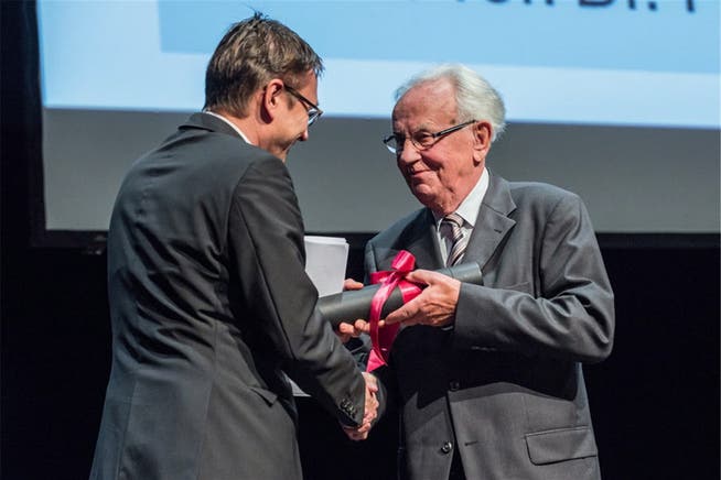 Günter Stratenwerth wurde von der Universität Luzern zum Ehrendoktor ausgezeichnet.