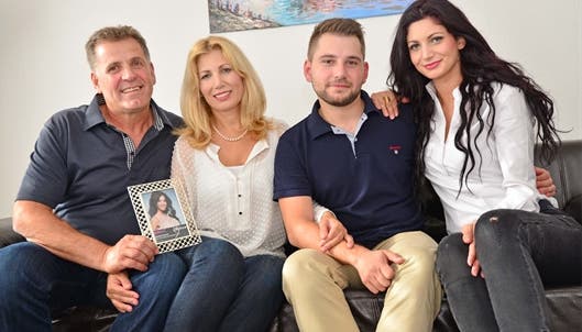 Ist das die Familie der Miss Schweiz 2014? Vater Zejnulla Maliqi (53), Mutter Fatime (51), Bruder Sokol (25) und Schwester Blerta (21) in ihrem Haus in Schönenwerd
