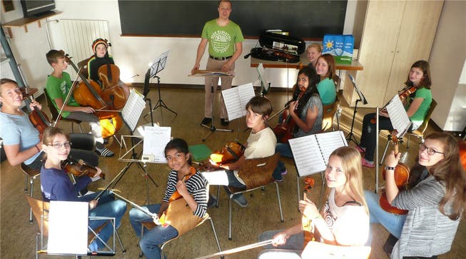 Streicherensemble der Musikschule am Probewochenende im städtischen Ferienheim Prägelz.