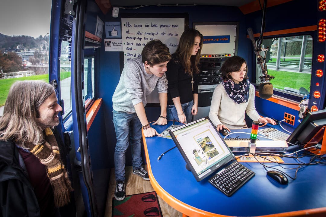 Florian Karrer und Mariel Diez zeigen Aurelio und Svenjy das mobile Radiostudio