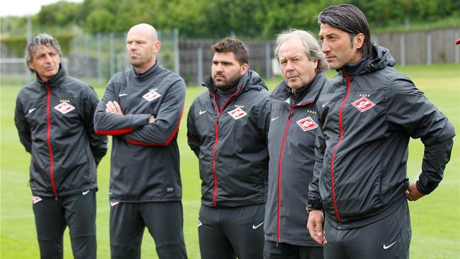 Harun Gülen (Mitte) im Staff von Chefcoach Murat Yakin (rechts).