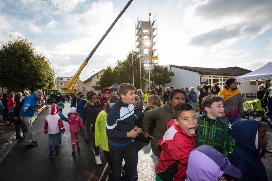 300 Schüler ziehen in Hunzenschwil Glocken auf