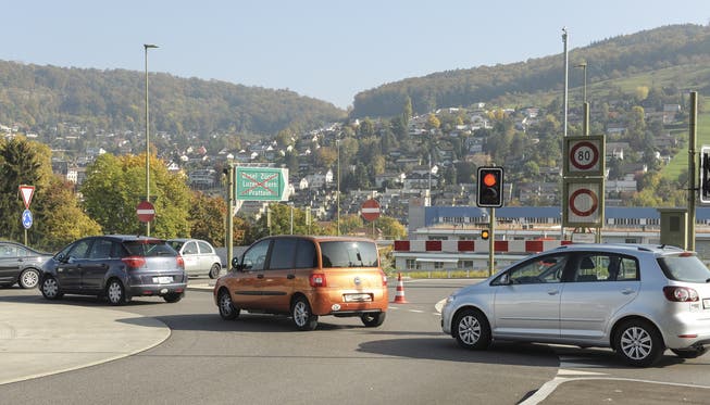 Der Stau auf der Rheinstrasse Ende Oktober verursachte Kosten für das lokale Gewerbe und den öV und nervte die Verkehrsteilnehmer.