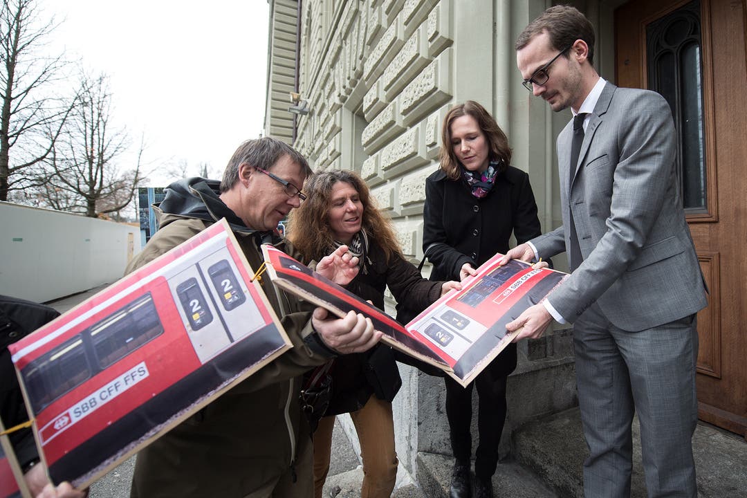 Jürgen Hofer (Tourismus-Direktor), Mitglied des VCS und Evi Allemann übergeben die Petition "Hände weg von der Solothurn-Mouthier-Bahn" an Raphael Leuenberger von der Bundeskanzlei.