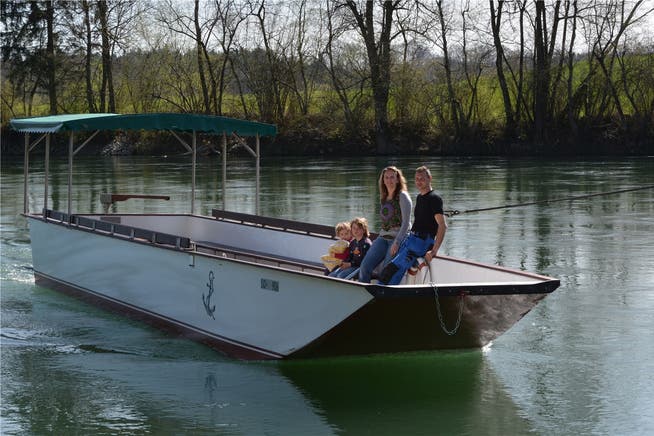 Nicole Ackermann mit ihren Kindern Silas und Celine und ihrem Bruder Iwan Ackermann auf dem neuen Boot.