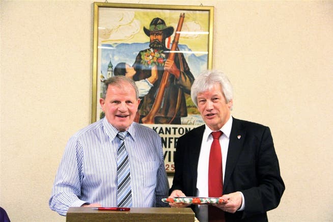 Peter Wagner (r.), neues Ehrenmitglied des Bezirksschützenvereins Solothurn-Zuchwil, und dessen Präsident Alexander Rudolf von Rohr.