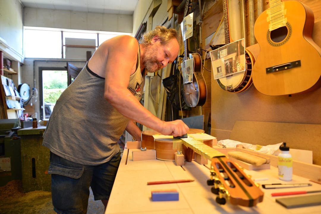 Jaberg poliert die Bundstäbchen einer neuen Gitarre