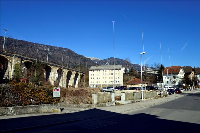 Die Profile südlich des Bahnviadukts weisen auf mehrere Gebäude von beachtlicher Grösse hin.