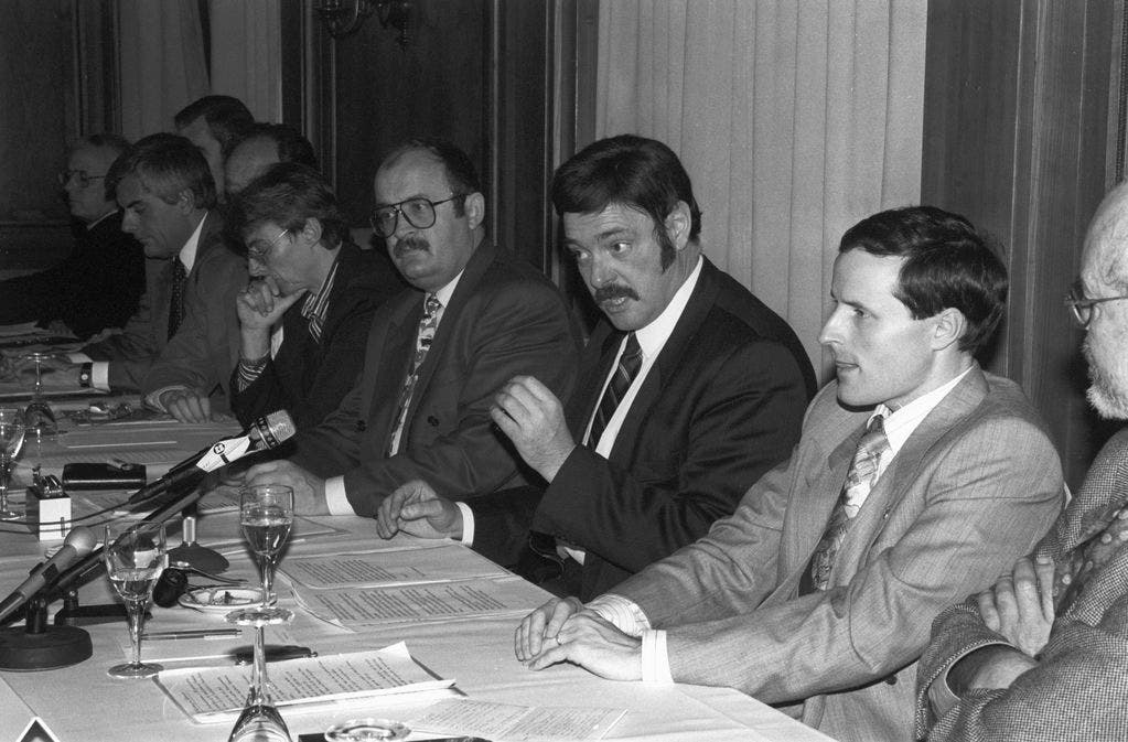 Nationalräte Ulrich Giezendanner, (3.v.r.), und Christian Miesch, (4.v.r.), sprechen im Vorfeld der Abstimmung 1992 zum EWR-Beitritt.