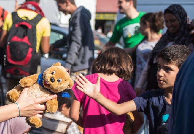 Ein Teddybär am Ende einer langen Reise: Solche kleinen Gesten sowie Gespräche mit Flüchtlingen seien wichtig, heisst es bei Hilfswerken.