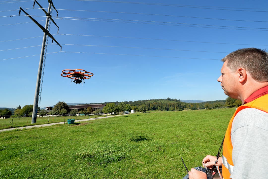 Flugroboter sucht die Mästen der Hochspannungs-Leitungen im Gäu ab