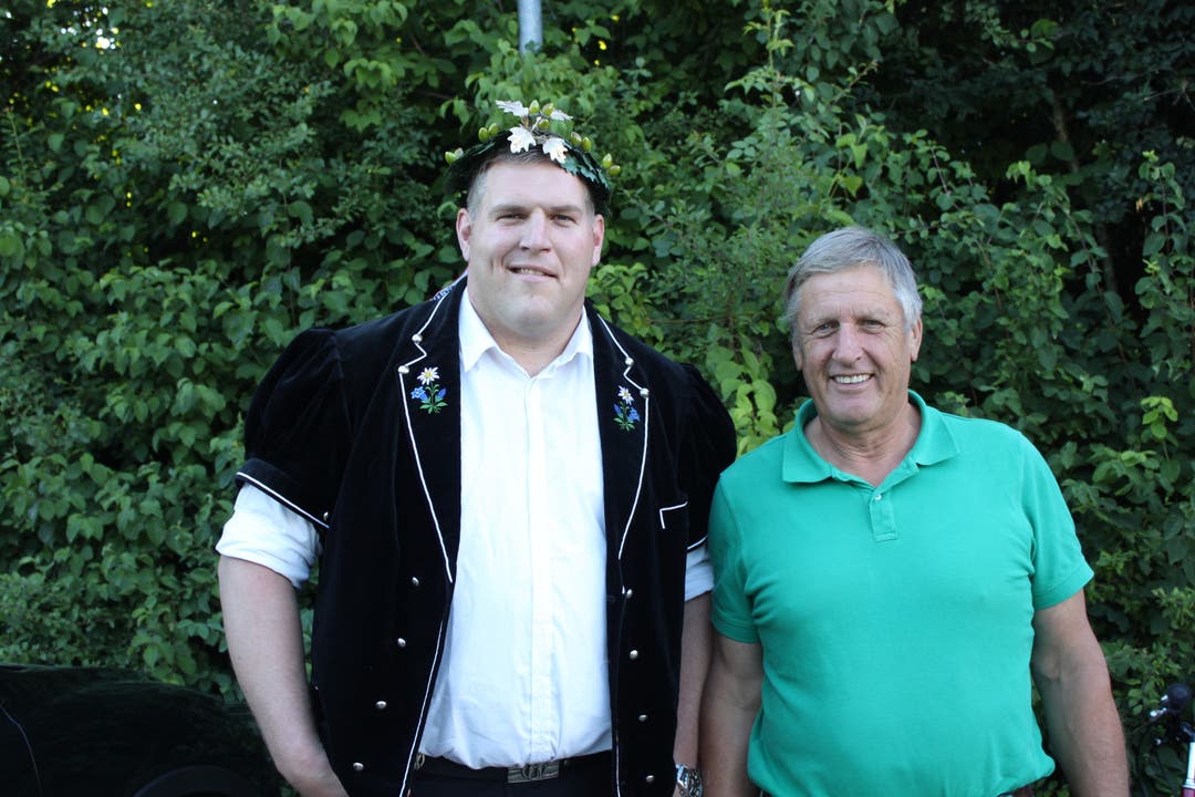 Christian Stucki mit dem Ehrenpräsidenten des Schwingklubs Unteres Seeland, Christian Wyss, der als erster Trainer des erfolgreichen Schwingers amtete