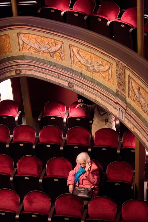 Diese Dame gönnt sich viel Zeit auf den neuen Sesseln und erfreut sich am Trubel im umgebauten Stadttheater