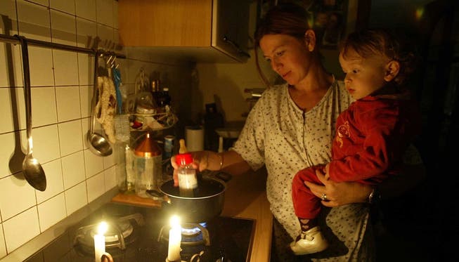 Kann in Spreitenbach nicht passieren: Haushalten mit Kleinkindern wird der Strom trotz ausstehender Rechnung nicht abgestellt. Keystone