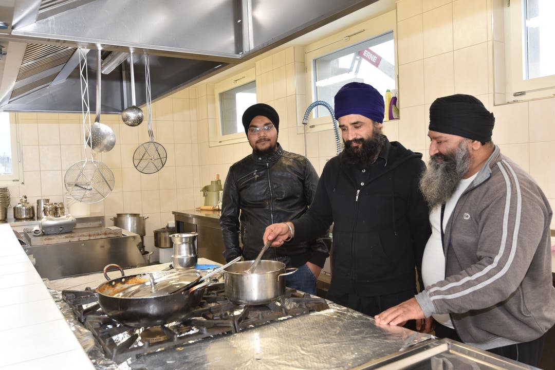 In der Küche Das gemeinsame Essen bildet im Sikhismus ein wichtiges Element.