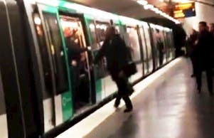 Der Vorfall ereignet sich in der Pariser Metro.