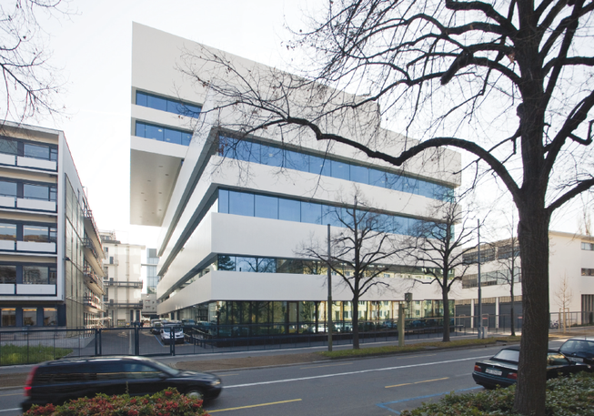 Forschungs- und Entwicklungsgebäude der Roche an der Wettsteinallee in Basel
