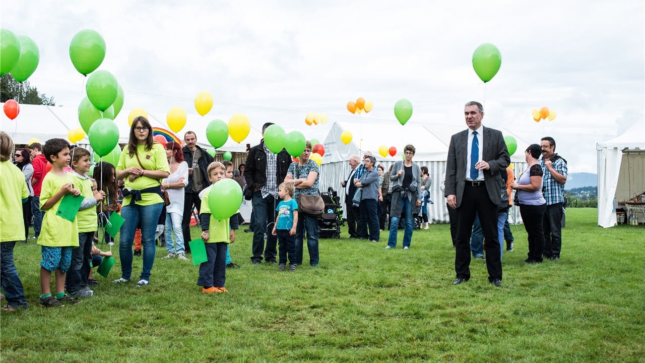 Regierungsrat Alex Hürzeler wartet mit den Hallwiler Kindern auf die Flug-Kommando für die Ballone.
