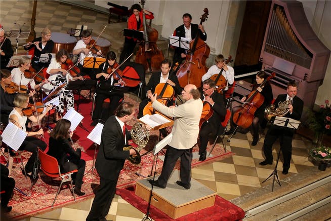 Das Stadtorchester Olten mit Dirigent André Froelicher und den beiden Waldhornisten Thomas Zimmermann (links) und Andreas Kamber.