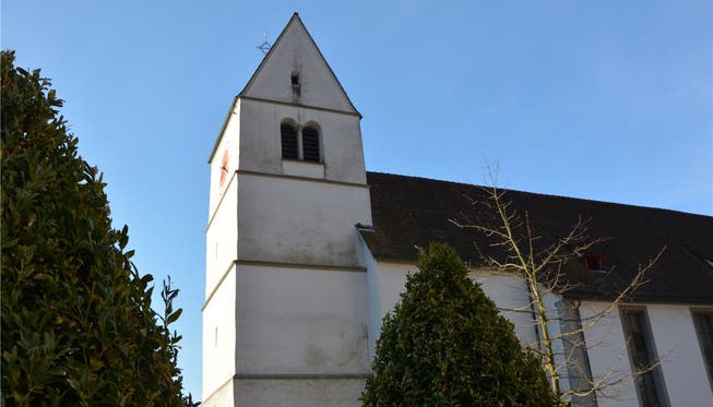 Auf der Nordostseite des Kirchturms sind die Schäden an der Fassade sichtbar.