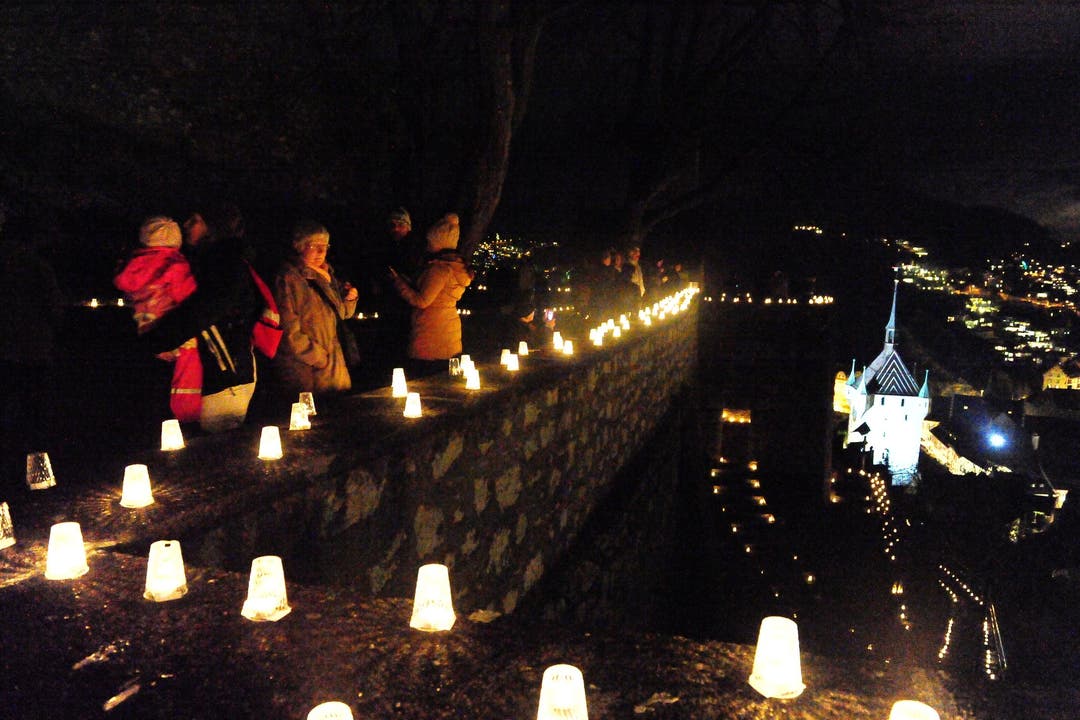 1500 Teelichter hauchten der Schlossruine weihnachtliches Leben ein
