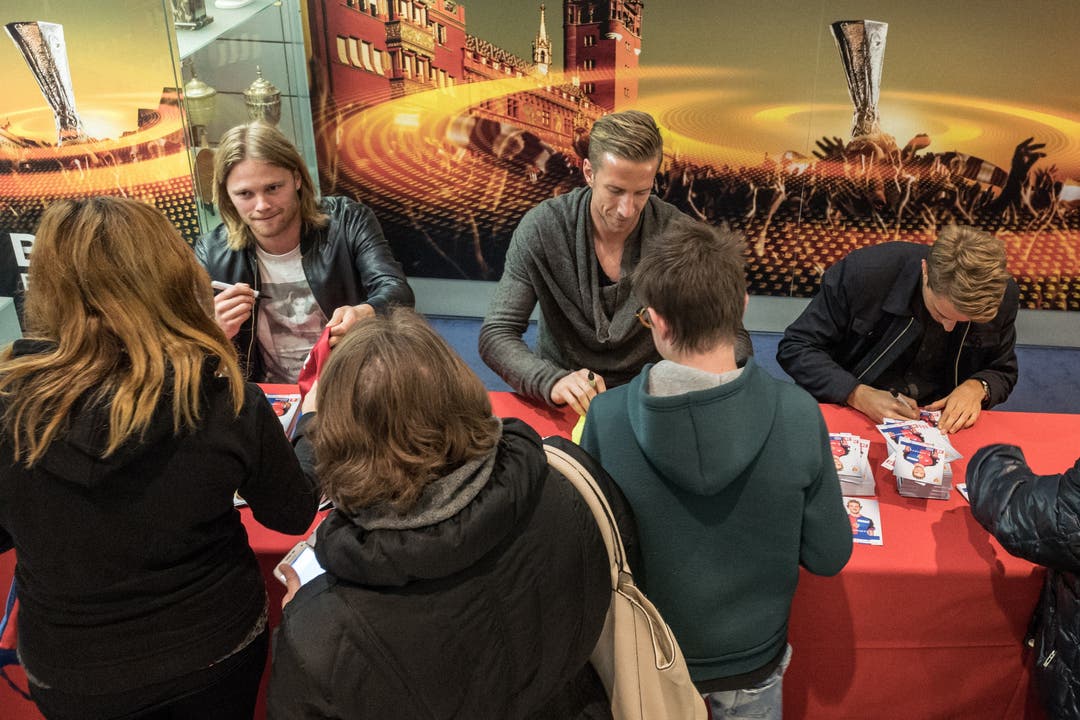 Die FCB-Spieler signierten viele Postkarten mit ihrem Konterfei.
