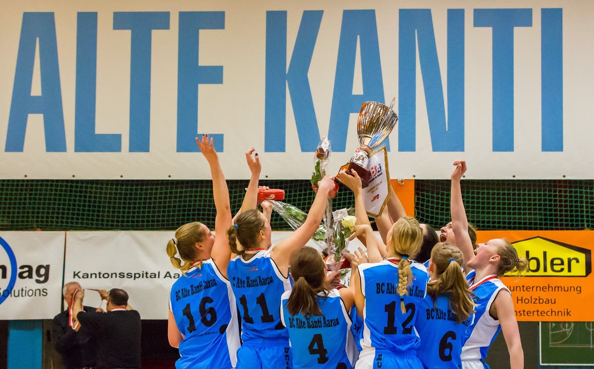Grenzenloser Jubel nach dem ersten Titelgewinn für die Frauen des BC Alte Kanti Aarau.