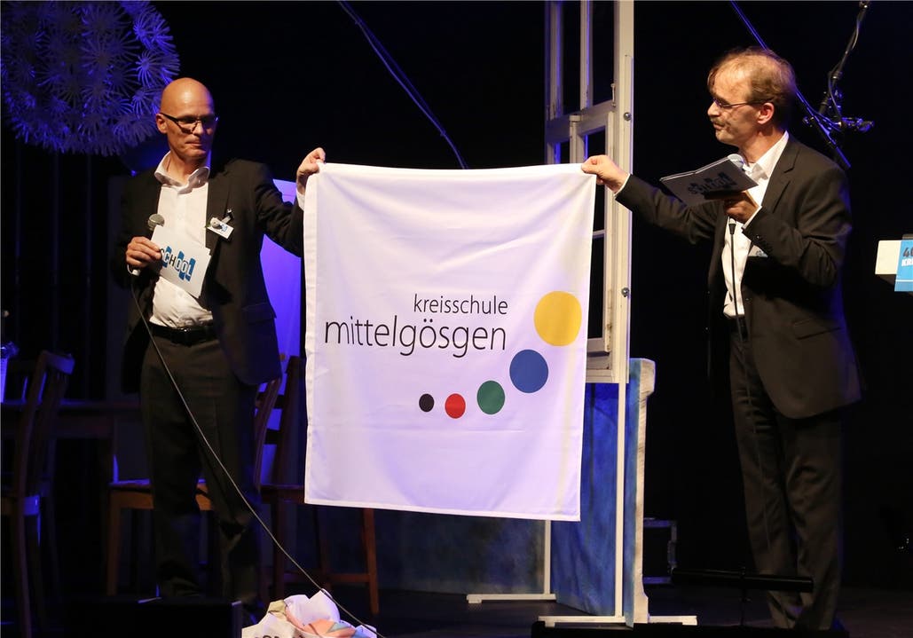 Zweckverbandspräsident Daniel Huber (links) und Schulleiter Andreas Basler präsentieren das neue Logo.