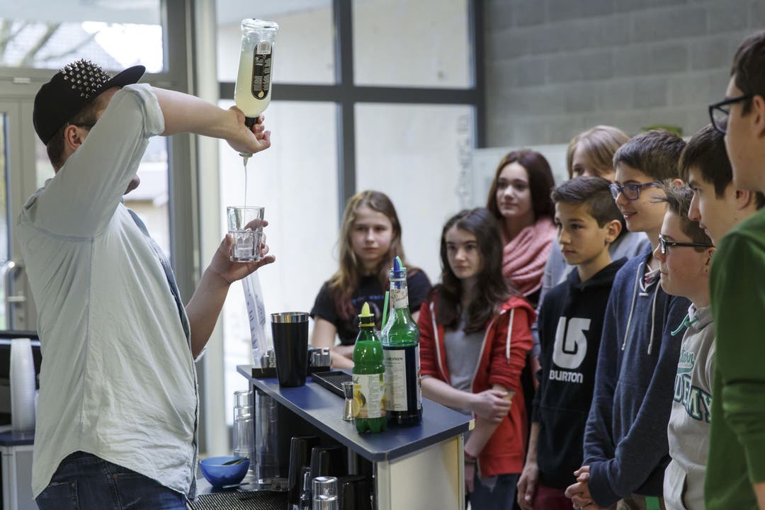 In diesem Workshop lernen die Schüler, wie man leckere nichtalkoholische Cocktails mixt
