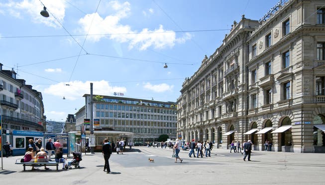 Paradeplatz in Zürich, im Hintergrund der Sitz der UBS und vorne rechts jener der Credit Suisse.