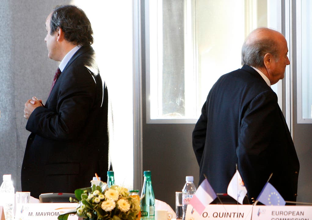 25. September 2015 Das Netz zieht sich zu: Die Schweizer Staatsanwaltschaft gibt bekannt, dass sie ein Strafverfahren gegen Fifa-Boss Sepp Blatter eröffnet hat. Uefa-Präsident Michel Platini wird als Zeuge einvernommen.