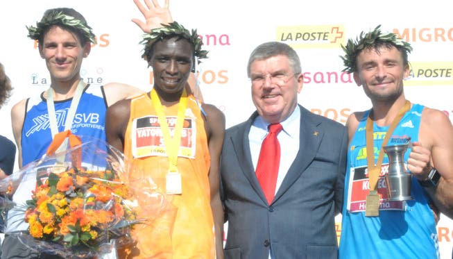 Lukas Oldani (ganz links) feiert seinen zweiten Platz zusammen mit IOC Präsident Thomas Bach.