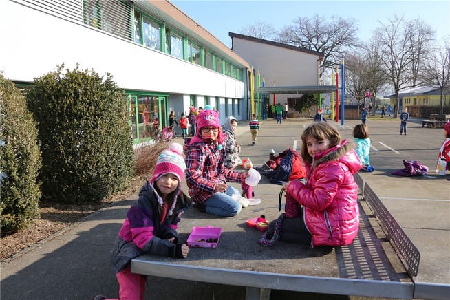 Schüler auf dem Pausenplatz der Primarschule in Härkingen.