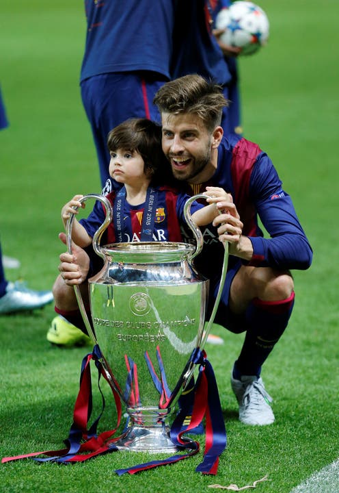 Gerard Pique mit einem seiner Söhne und dem Pokal